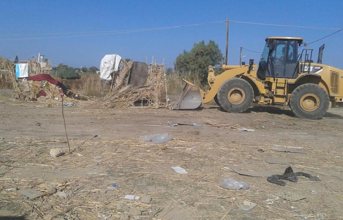 Συνεργεία του Δήμου καθάρισαν την περιοχή έξω από το ξενοδοχείο Κάπτεν Ηλίας.ΦΩΤΟ