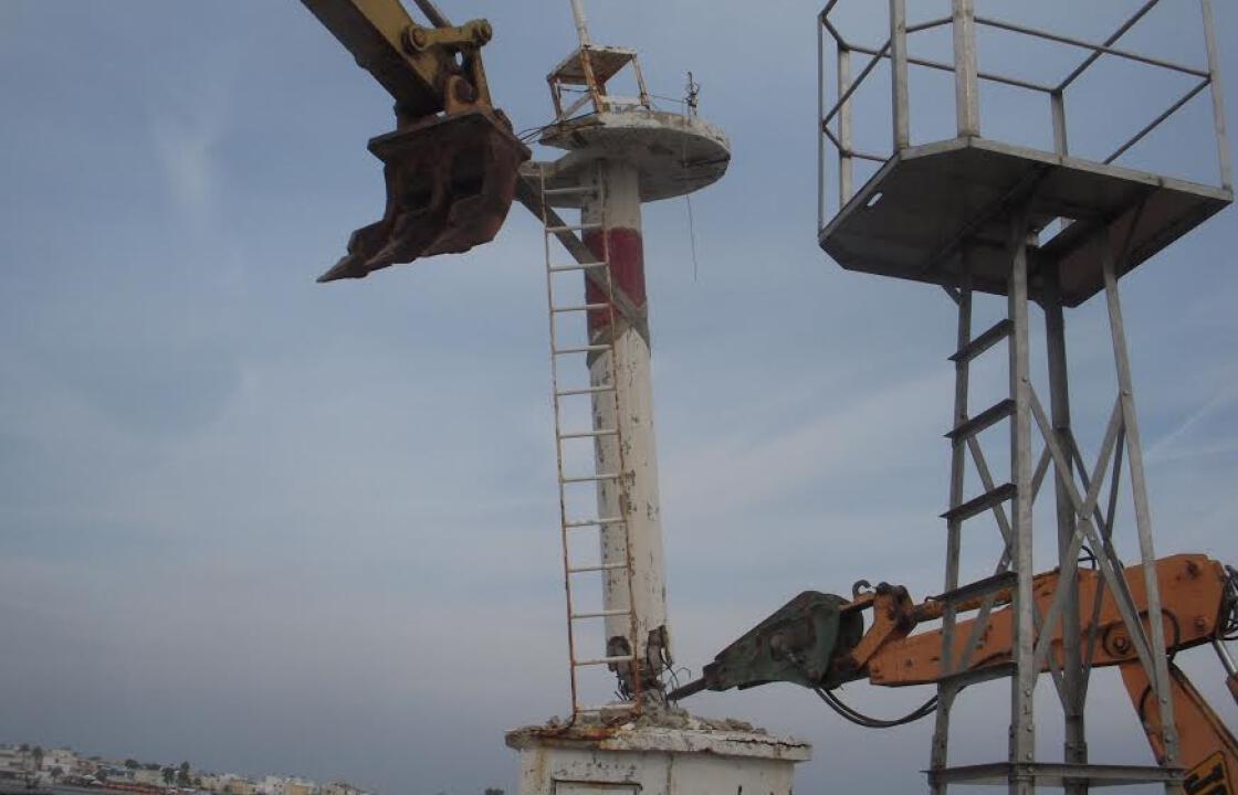 Ξεκίνησαν οι εργασίες αντικατάστασης των φάρων στο λιμάνι της Κω και του Μαστιχαρίου.ΦΩΤΟ