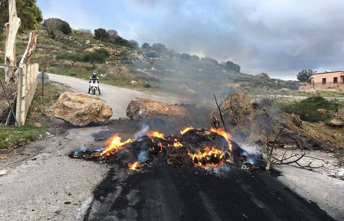 Έκλεισαν τους δρόμους στο Πυλί.Παραμένει ο κόσμος σε Λινοπότι και Φωκάλια