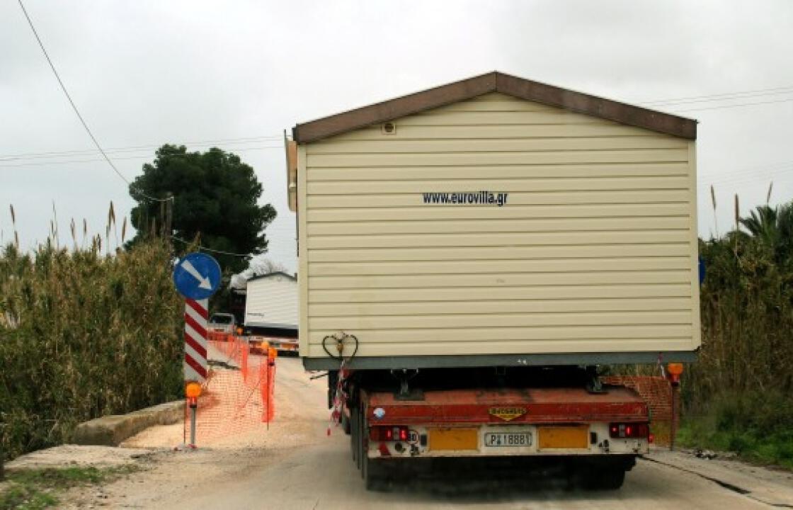 Μεταφέρουν με πλοία άρον άρον προκάτ σπίτια για τους πρόσφυγες στην Κω