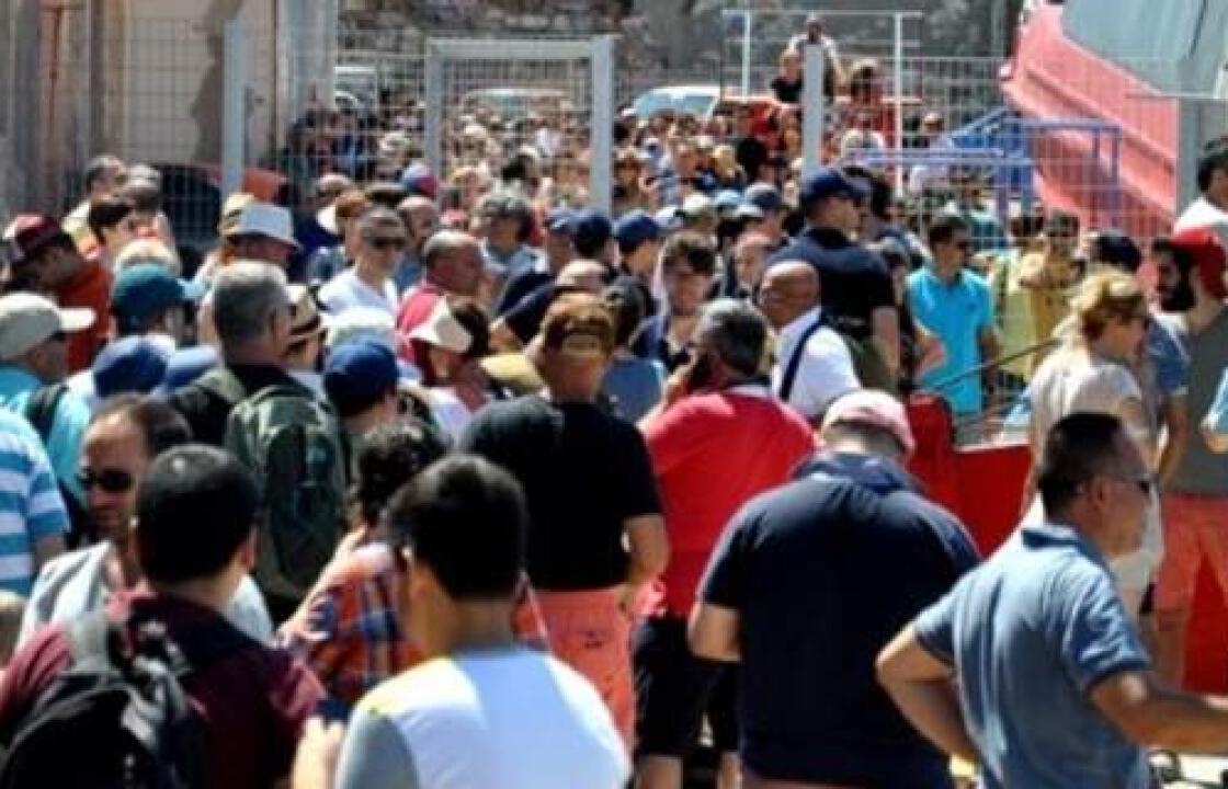 Εκνευρισμός και λιποθυμίες στη Χίο: Τούρκοι τουρίστες εγκλωβίστηκαν στο λιμάνι [βίντεο]