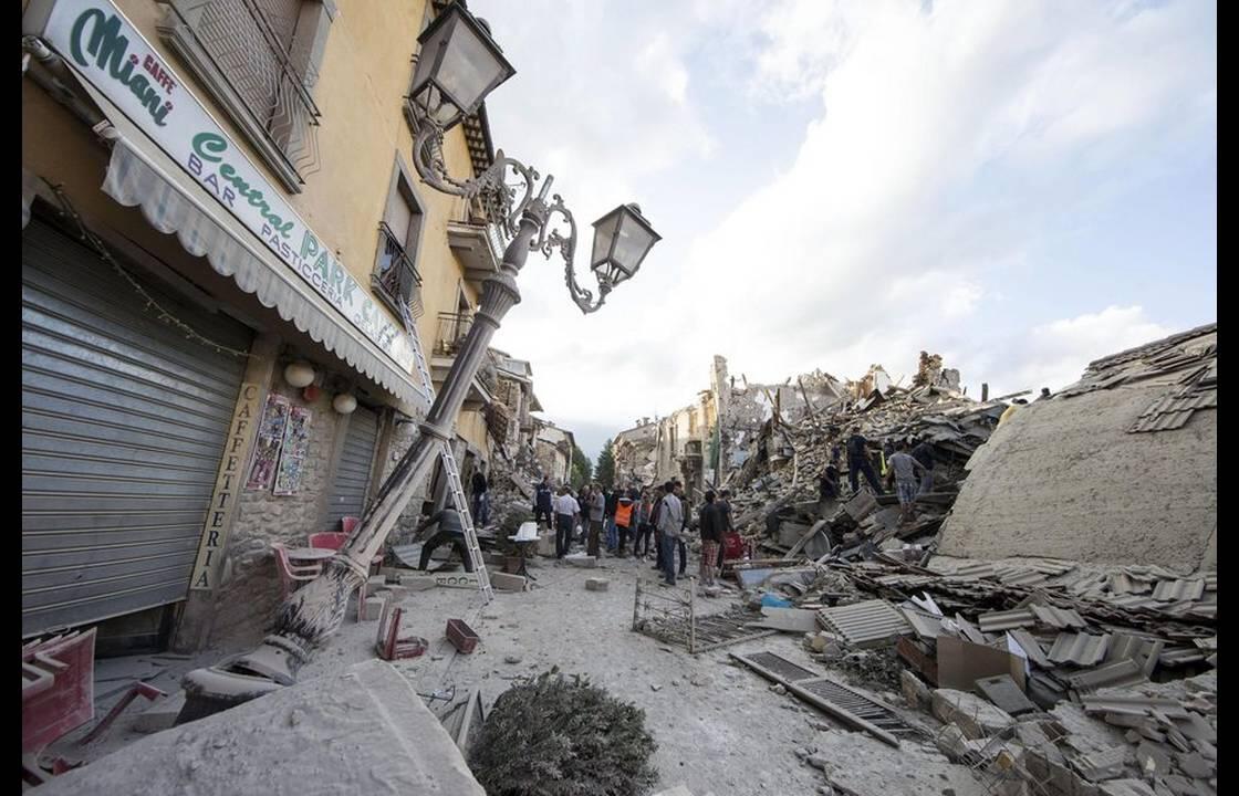 Εικόνες Αποκάλυψης στην Ιταλία: 247 νεκροί, ψάχνουν στα συντρίμμια για επιζώντες