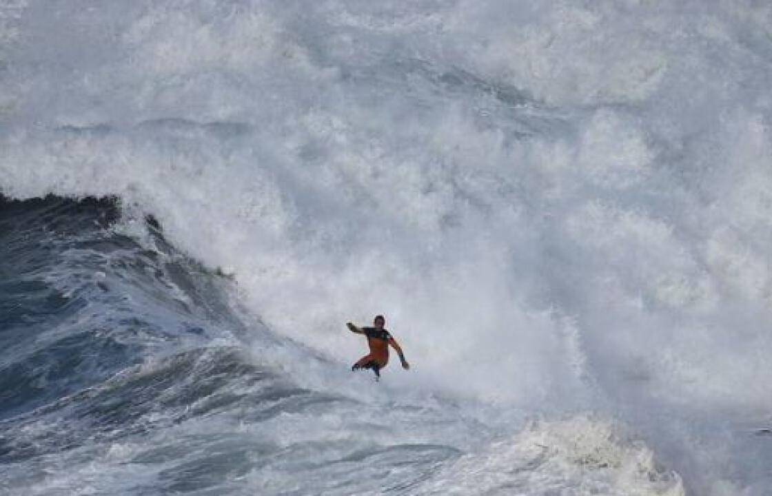 Ατρόμητοι σέρφερς δαμάζουν τα κύματα των Πορτογαλικών ακτών  (βίντεο)