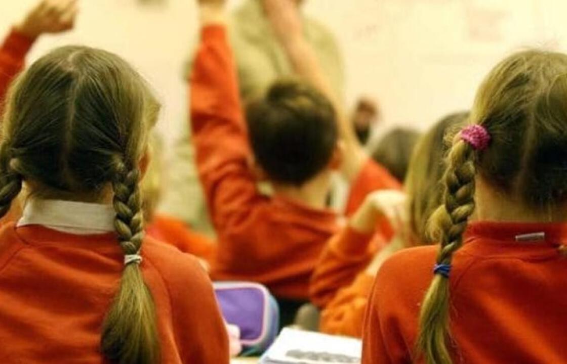 Βρετανία: Σχολείο απαγορεύει σε μαθητές να σηκώνουν το χέρι για να πουν μάθημα