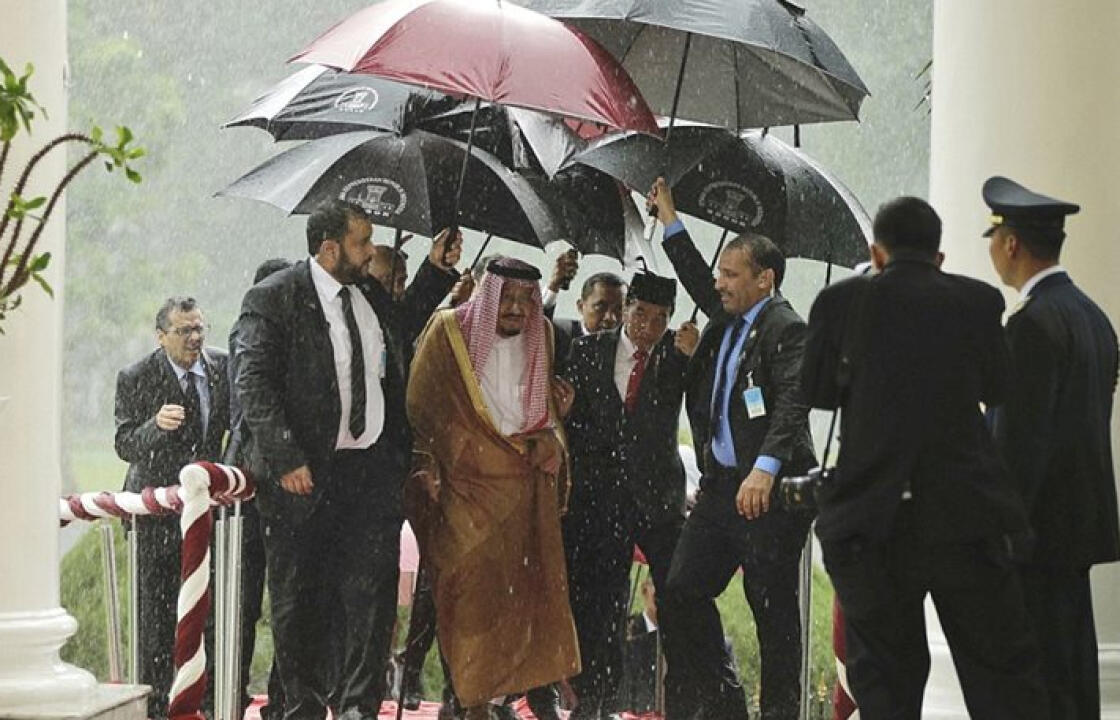 Η απόλυτη χλιδή για τον Σαουδάραβα βασιλιά: Χρυσή σκάλα και 6 ομπρέλες για να μη βραχεί!