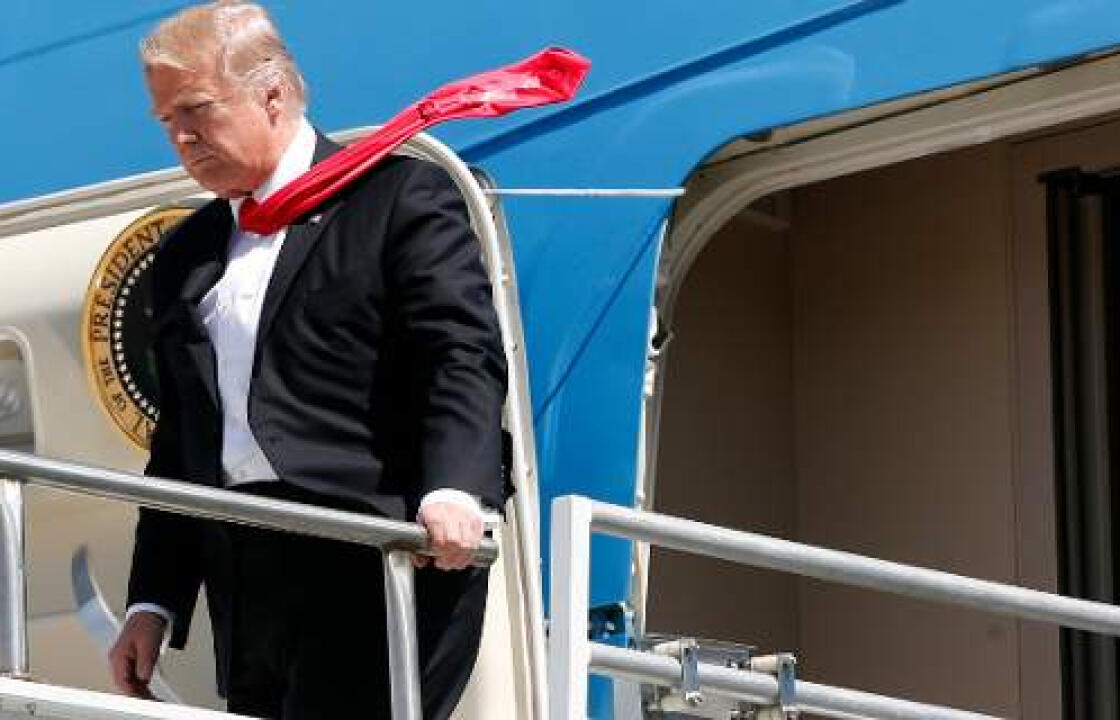 Απίστευτος Τραμπ: Κόλλησε τη γραβάτα του με σελοτέιπ, τον έπιασε ο φακός. ΦΩΤΟ