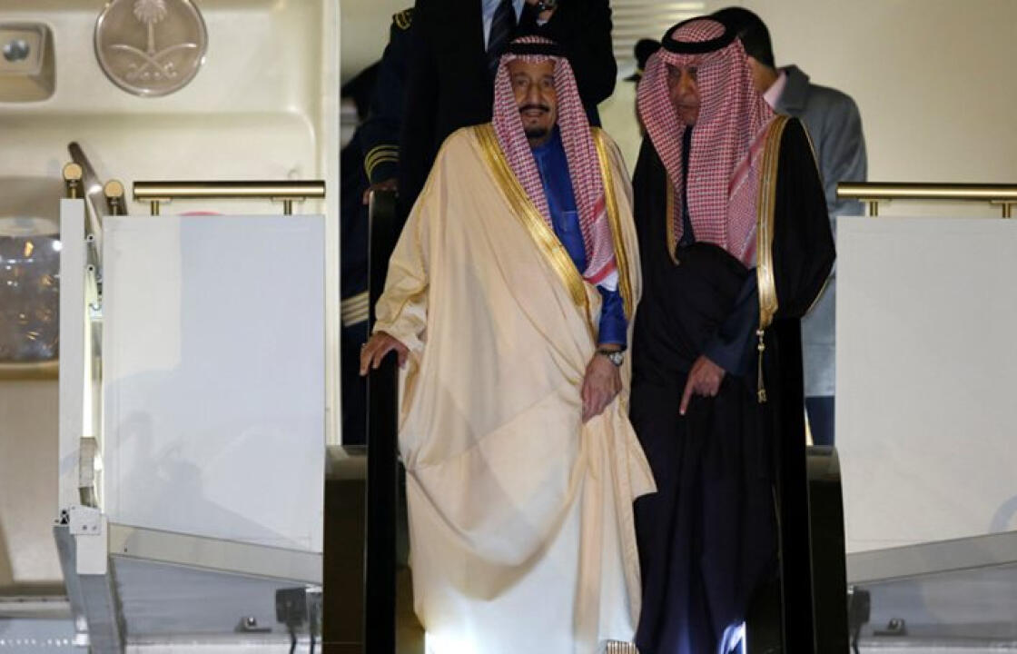 Ο Σαουδάραβας βασιλιάς «ξαναχτυπά»: 2 χρυσές σκάλες, 10 αεροπλάνα, 500 λιμουζίνες και 1.200 δωμάτια