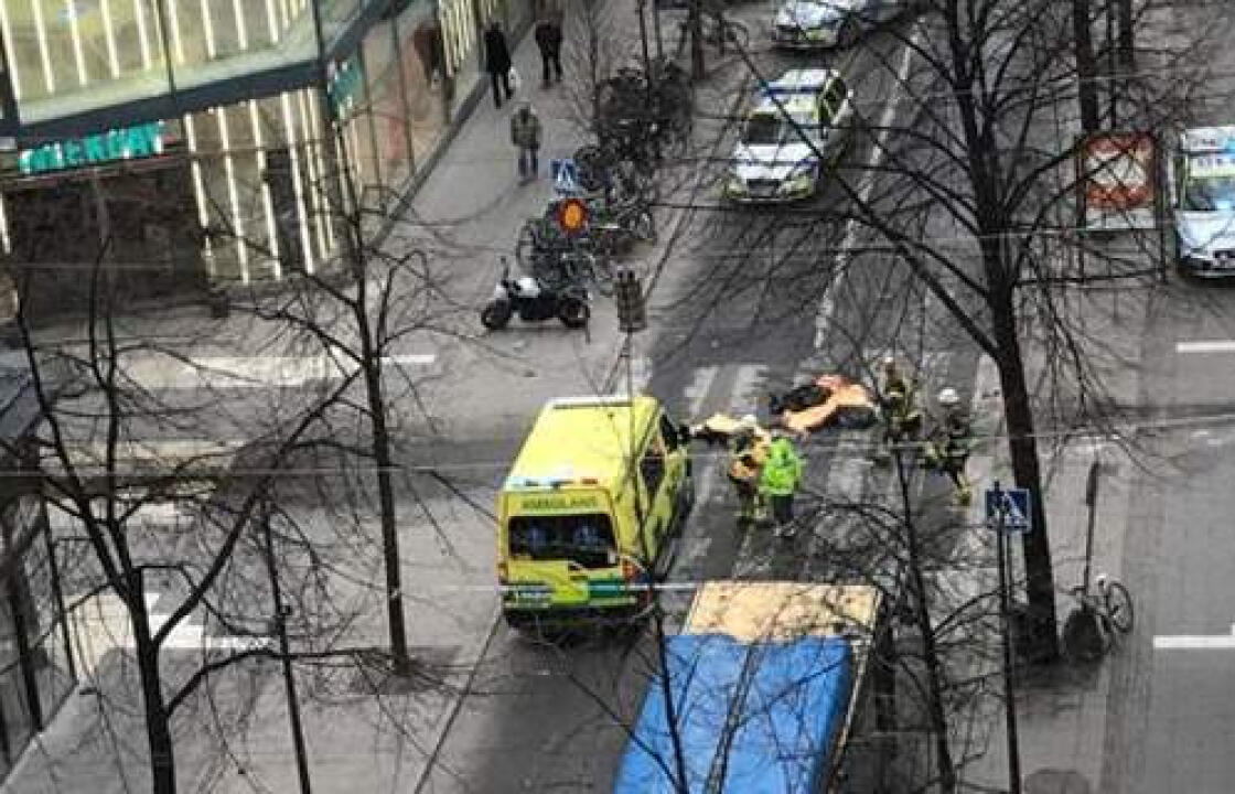 Φορτηγό έπεσε πάνω σε πλήθος, στο κέντρο της Στοκχόλμης