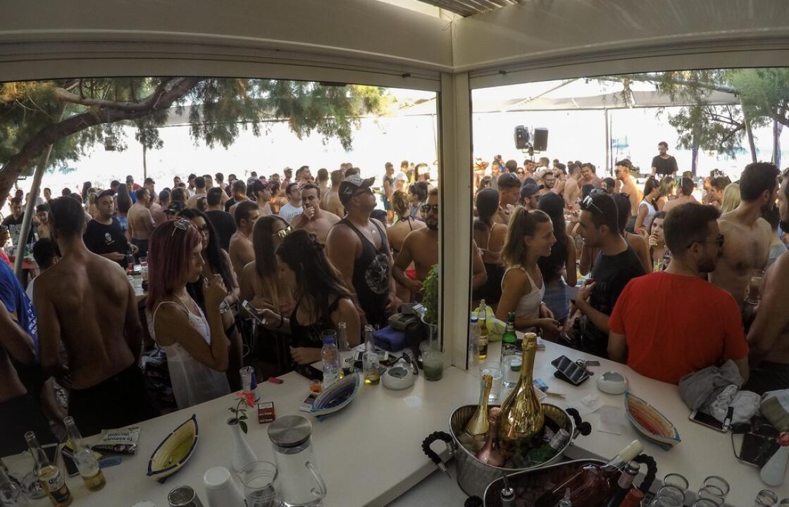 Δείτε φωτογραφίες από το party με τον Thodori Triantafillou στο Ammos Beach Bar.  Powered by Kosnews24