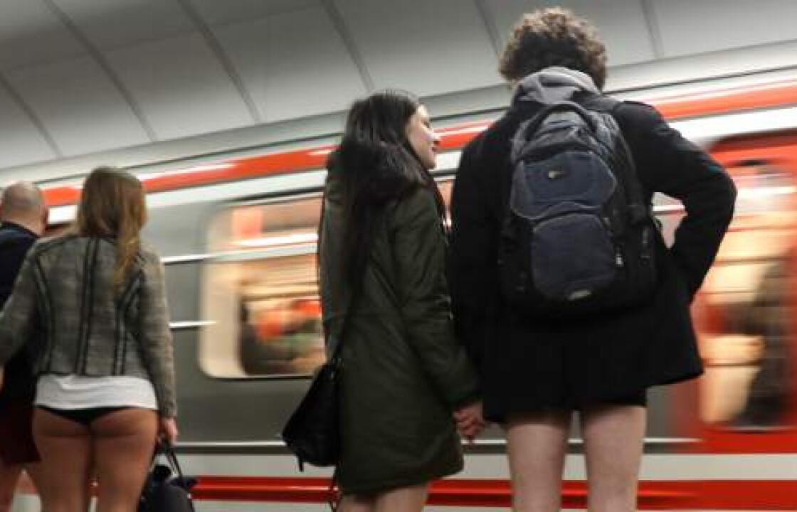 Παγκόσμια Ημέρα χωρίς Παντελόνι: Επιβάτες μπαίνουν στο μετρό μόνο με εσώρουχα [εικόνες]