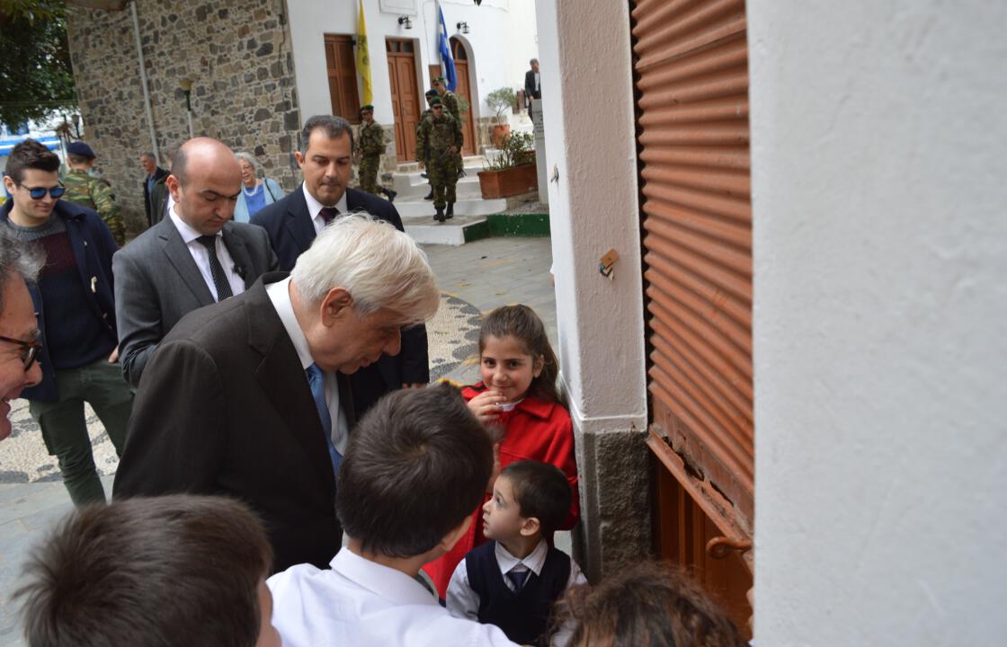 Προσιτός, φιλικός και πάντα χαμογελαστός, ο Πρόεδρος της Δημοκρατίας κατά την επίσκεψη του στη Νίσυρο