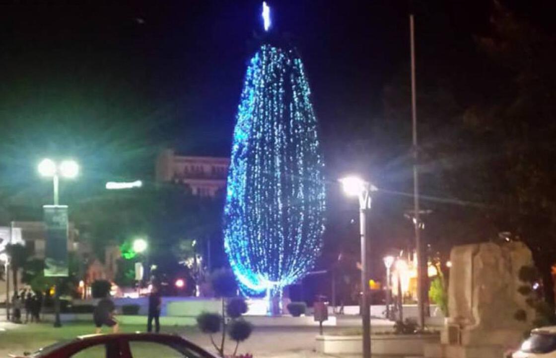 Άναψαν το… χριστουγεννιάτικο δέντρο καλοκαιριάτικα