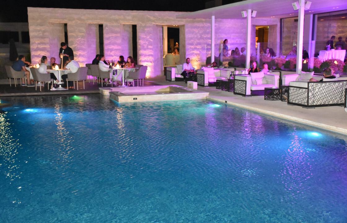 Μαγεύτηκαν όσοι βρέθηκαν το βράδυ του Σαββάτου στο Aqua Blu, με τα πρωτότυπα cocktails του Α. Παπαδόπουλου και τις μουσικές επιλογές της Λ. Σαντοριναίου