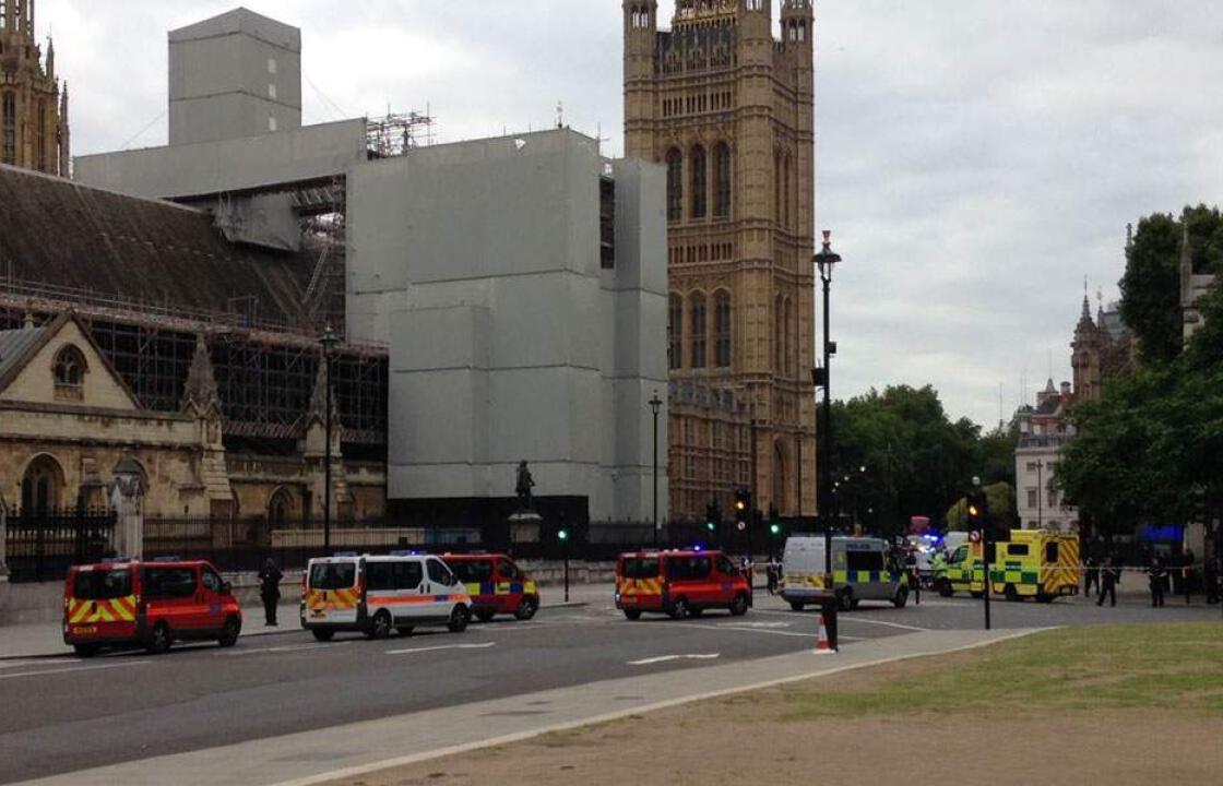 Αυτοκίνητο έπεσε πάνω στις προστατευτικές μπάρες του Βρετανικού Κοινοβουλίου - Αναφορές για τραυματίες