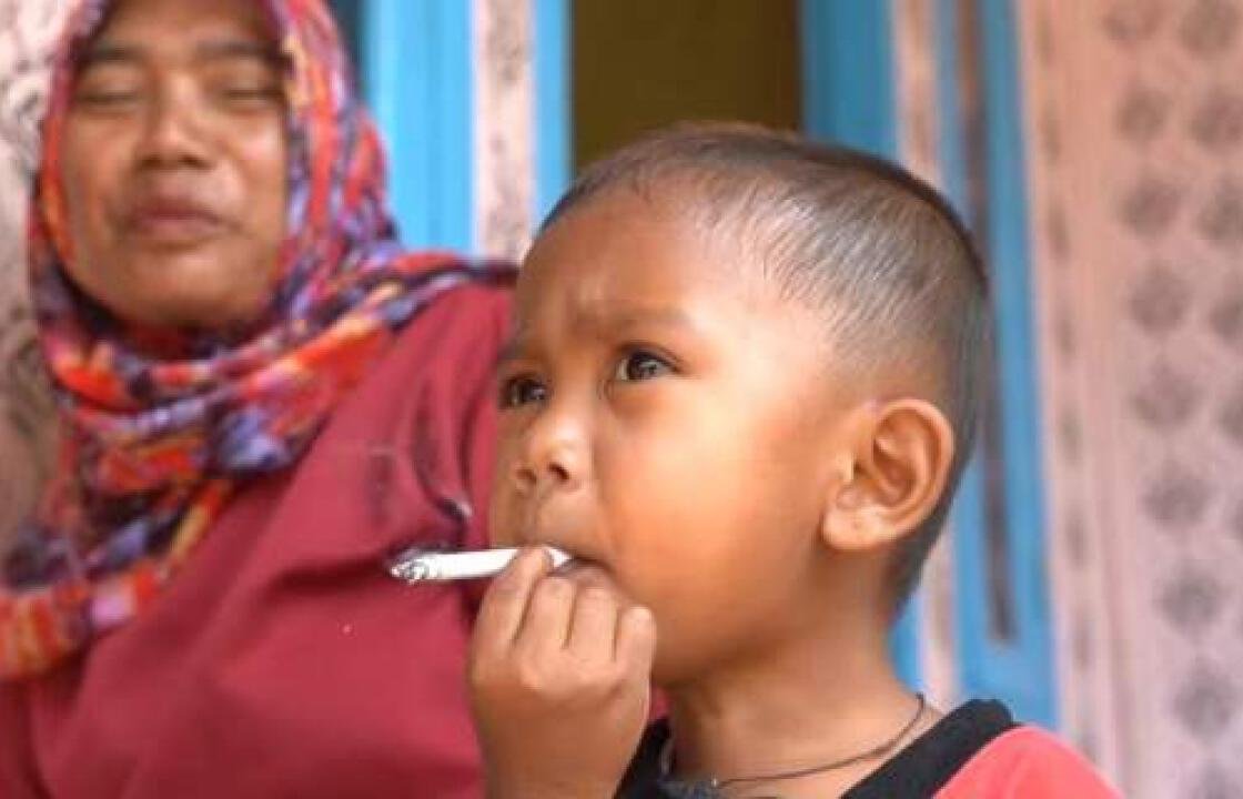 Αγόρι 2 ετών καπνίζει 40 τσιγάρα την ημέρα –Βίντεο σοκ