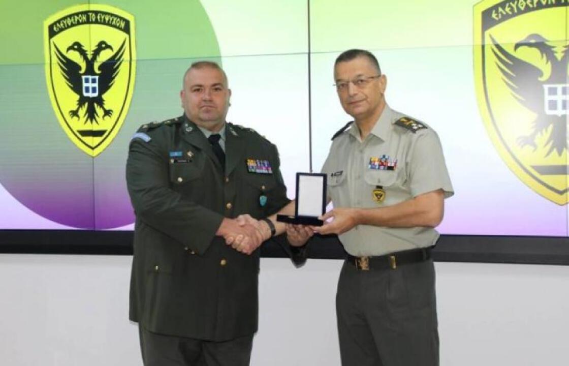 Ο Αλκιβιάδης Στεφανής βράβευσε τον Αντισυνταγματάρχη &#039;&#039;θηρίο&#039;&#039; της 80 ΑΔΤΕ, Θεόδωρο Σαλίμκα