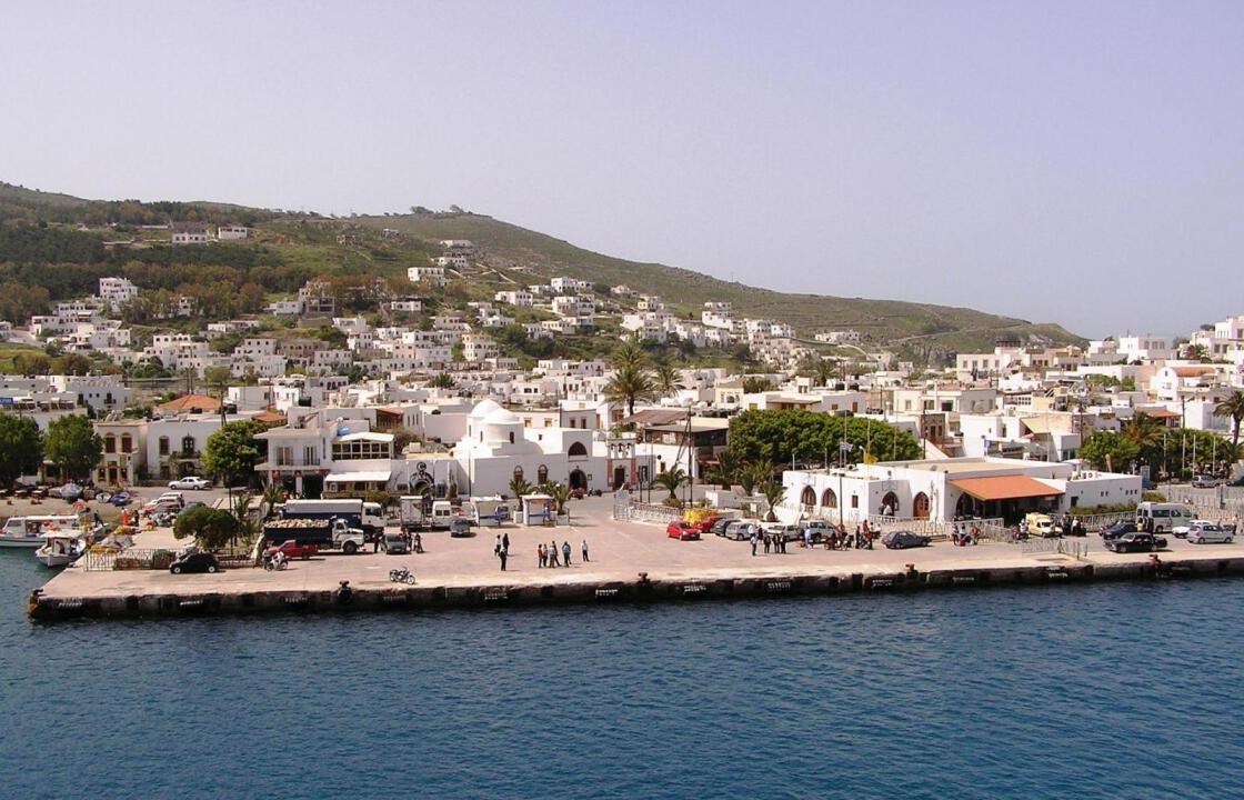80χρονη παρέσυρε και τραυμάτισε πεζό στο λιμάνι της Πάτμου.