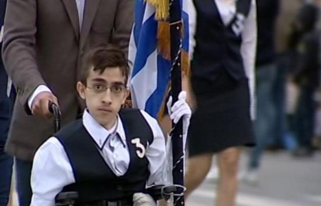 «Εφυγε» ο 20χρονος Κωνσταντίνος Κριτζάς -Σημαιοφόρος στο αναπηρικό αμαξίδιο, είχε μπει στη Νομική.  ΒΙΝΤΕΟ