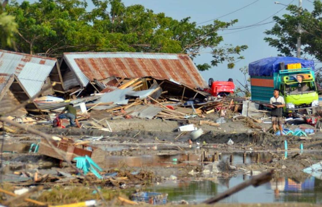 Εκατόμβη νεκρών στην Ινδονησία μετά τον ισχυρό σεισμό και το τσουνάμι (φωτογραφίες)