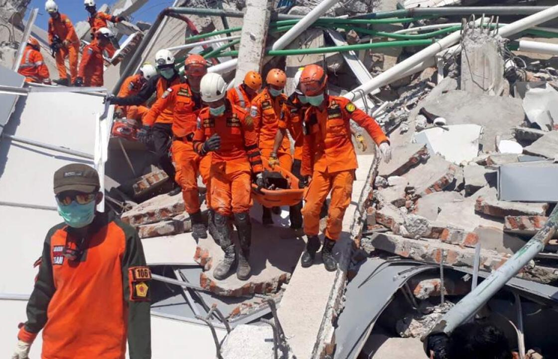 Στους 832 οι νεκροί μετά τον ισχυρό σεισμό και το τσουνάμι στην Ινδονησία