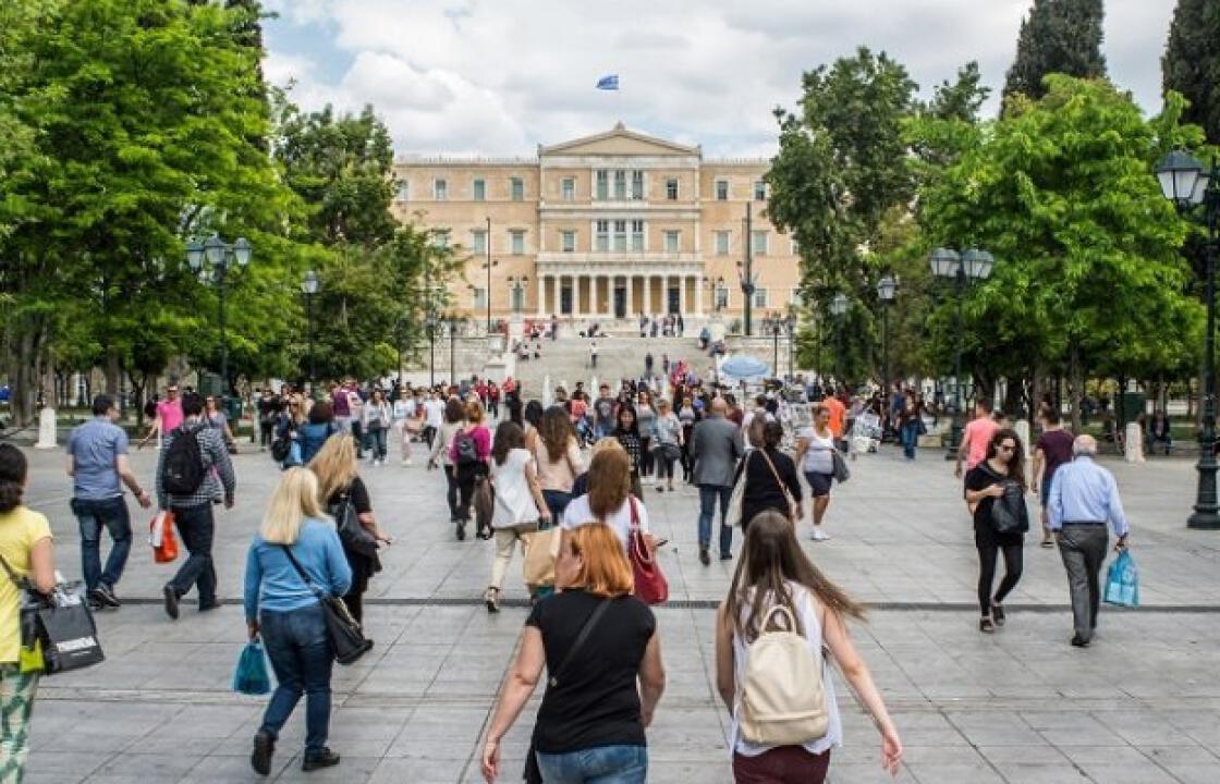 ΙΟΒΕ: Έξι στους 10 Έλληνες μόλις που τα βγάζουν πέρα