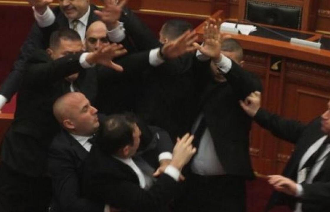 Επίθεση με αυγά εναντίον του Έντι Ράμα μέσα στη Βουλή της Αλβανίας. ΒΙΝΤΕΟ