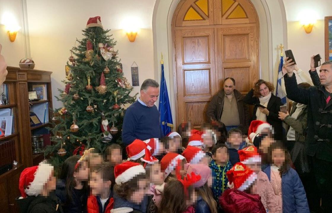 “Τα παιδιά των παιδικών σταθμών της Οδού Αμερικής και Αβέρωφ στο Δήμαρχο Κω για κάλαντα και ευχές.”