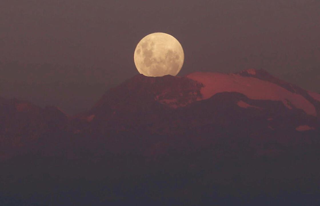 Τα ξημερώματα της Δευτέρας η ολική έκλειψη της Σελήνης που θα γίνει ορατή και στην Ελλάδα