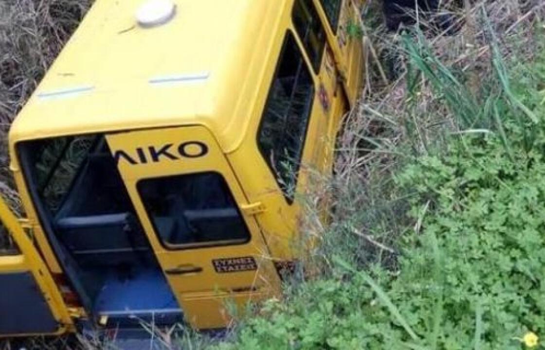 Ρόδος: Tροχαίο με σχολικό λεωφορείο - «Βούτηξε» σε ρέμα βάθους τριών μέτρων. ΒΙΝΤΕΟ