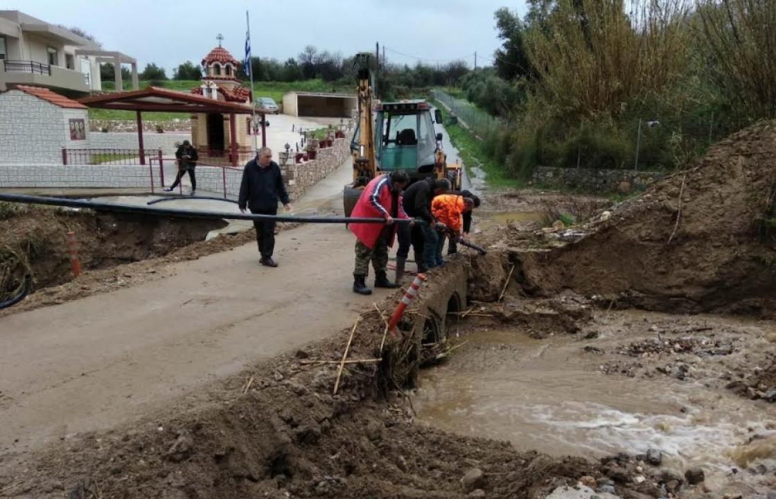 Συνεργεία της Πολιτικής Προστασίας του Δήμου Κω και της ΔΕΥΑΚ δίνουν μάχη από τις 4 το πρωί, για να αντιμετωπίσουν τα προβλήματα από τη θεομηνία στο Πυλί