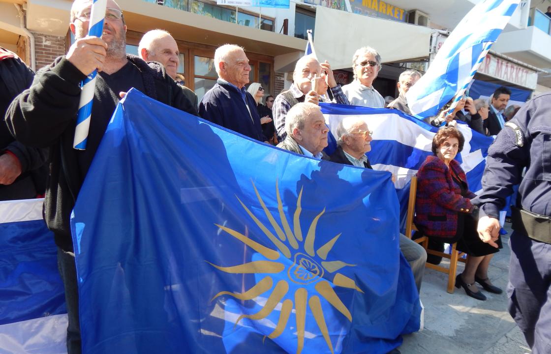 Με την σημαία της Ελλάδας και της Μακεδονίας, στην παρέλαση για την 7η Μαρτίου στην Κω