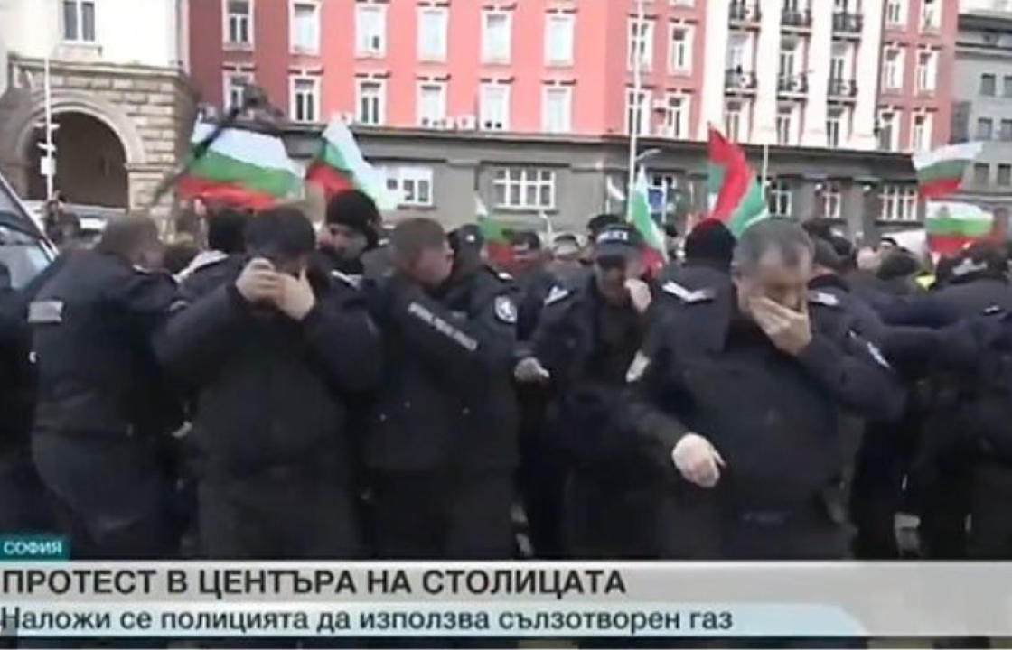 Γκάφα Βούλγαρων αστυνομικών: Αντί για τους διαδηλωτές, ψέκασαν συναδέλφους τους.BINTEO