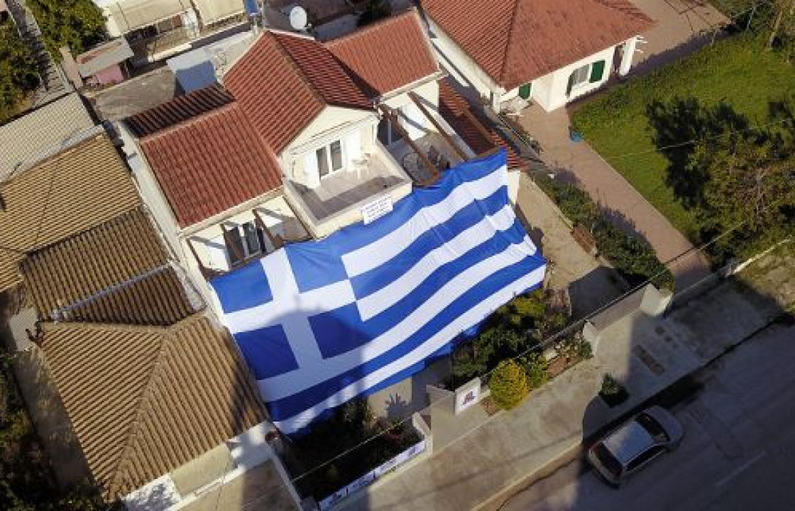 Κάλυψε την μεζονέτα του με ελληνική σημαία 140 τ.μ. ΦΩΤΟ