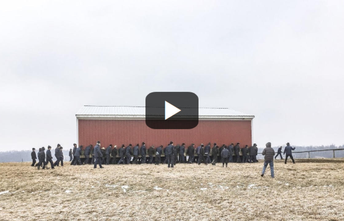 Εντυπωσιακό βίντεο: 250 άτομα μεταφέρουν στα χέρια αχυρώνα στο Οχάιο