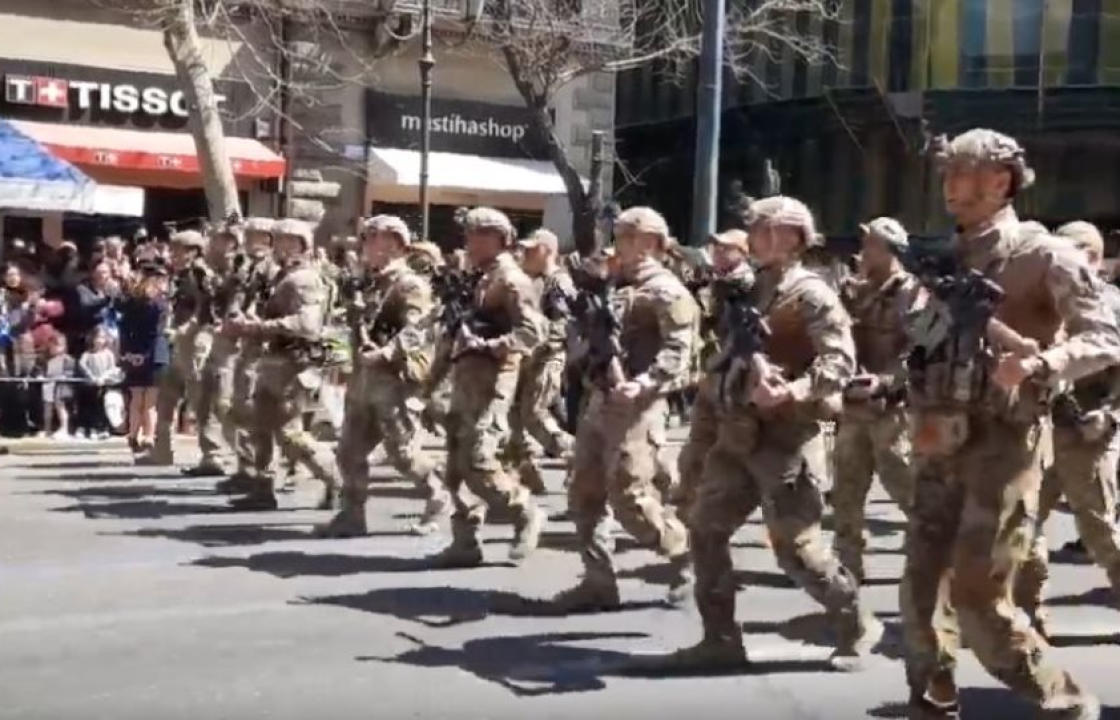Τα «βατράχια» του Λιμενικού τραγούδησαν το «Μακεδονία ξακουστή» στη στρατιωτική παρέλαση στην Αθήνα. ΒΙΝΤΕΟ