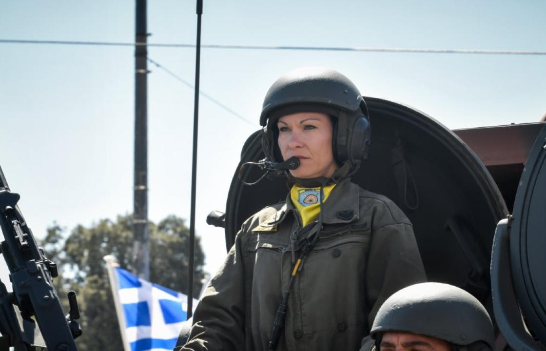 Φωτογραφίες: Γυναίκες στα χακί τράβηξαν τα βλέμματα στην στρατιωτική παρέλαση της Αθήνας