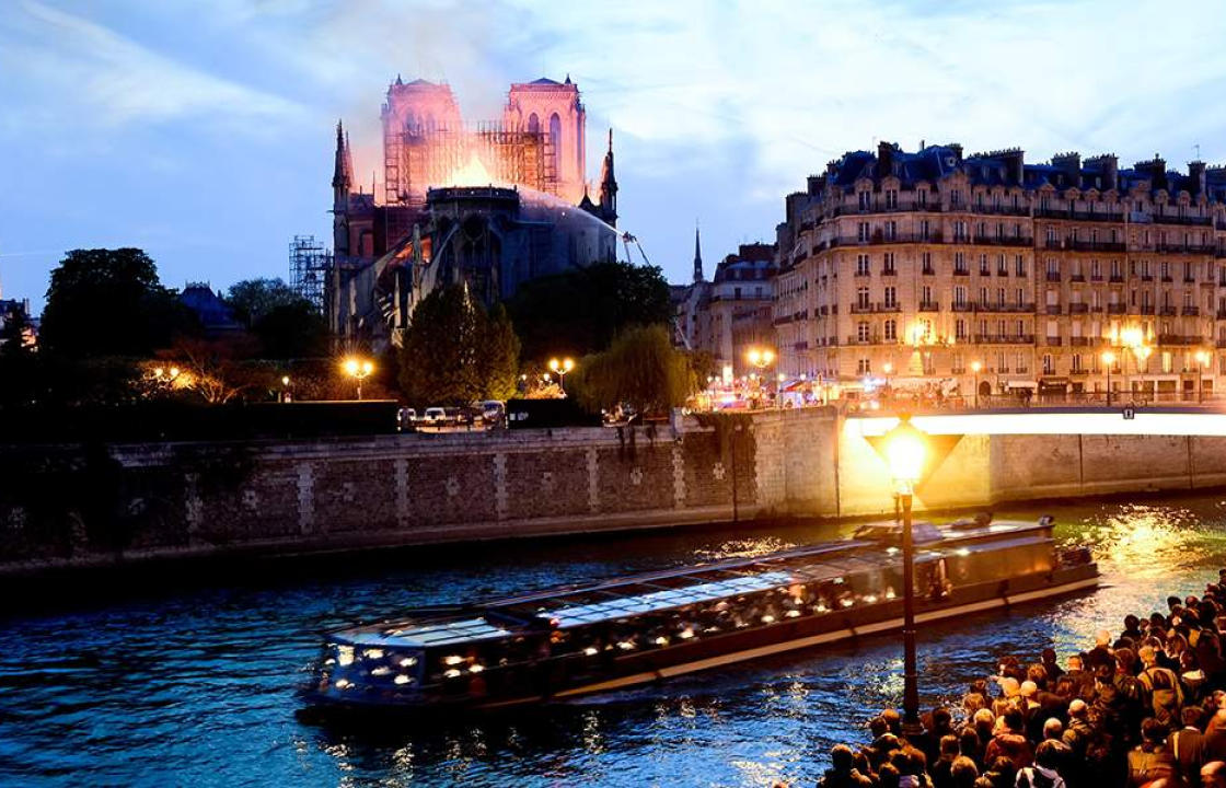 «Το Παρίσι θρηνεί για την αγαπημένη του κυρία» - Μονοπωλεί τα ξένα μέσα η πυρκαγιά στην «Παναγία των Παρισίων»
