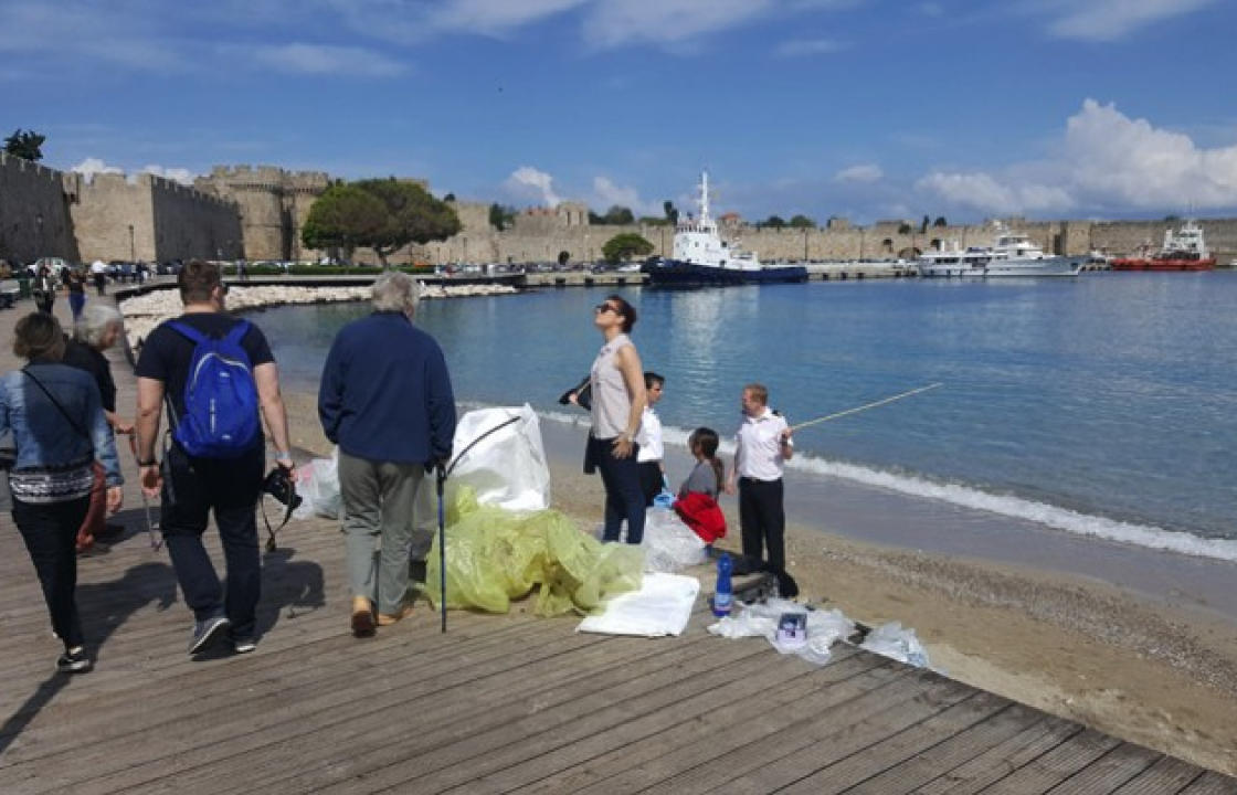 Μέλη πληρώματος κρουαζιερόπλοιου και τουρίστες μάζεψαν σκουπίδια από το λιμάνι της Ρόδου