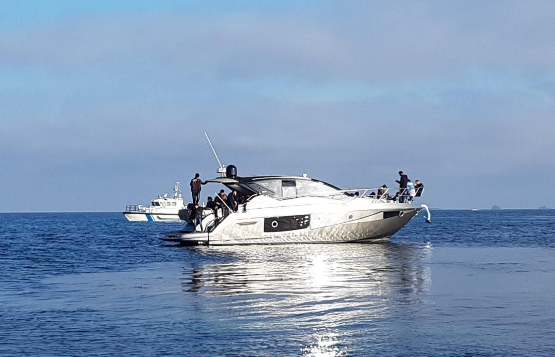 Πολυτελές σκάφος με μετανάστες προσάραξε σε αβαθή της Αμμόγλωσσας. Άμεση η ανταπόκριση του Λιμενικού, της Frontex και της ΕΟΔ Κω. ΦΩΤΟ