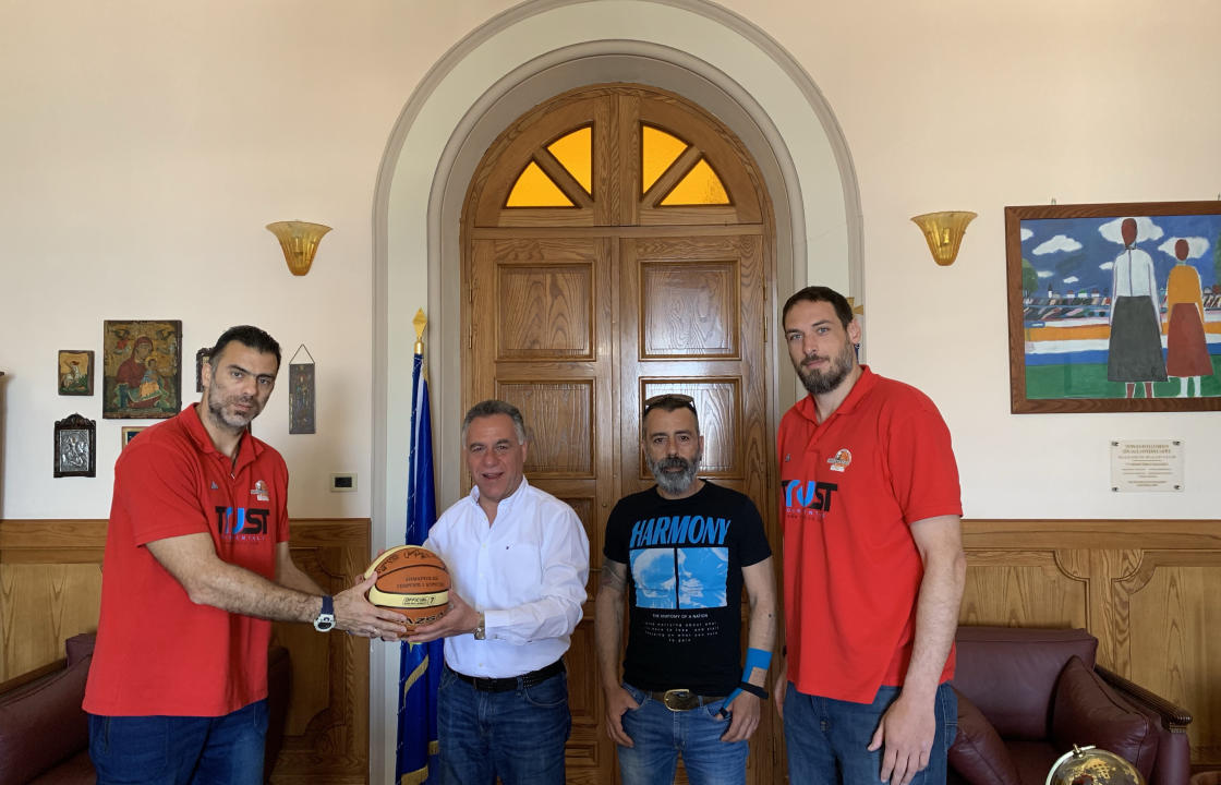 Το δώρο των παικτών της ομάδας μπάσκετ του Ιπποκράτη στον Δήμαρχο Κω κ. Γιώργο Κυρίτση