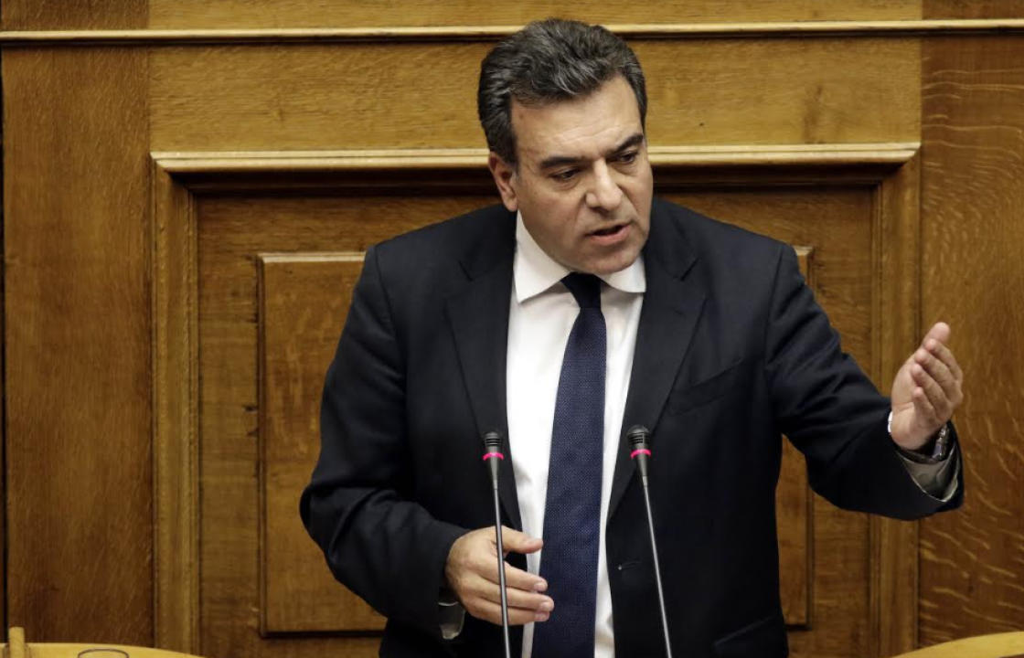 ΜΑΝΟΣ ΚΟΝΣΟΛΑΣ: «Οι αυτοσχεδιασμοί της κυβέρνησης οδηγούν σε αδιέξοδο τα παιδιά με αναπηρία και τις οικογένειές τους»