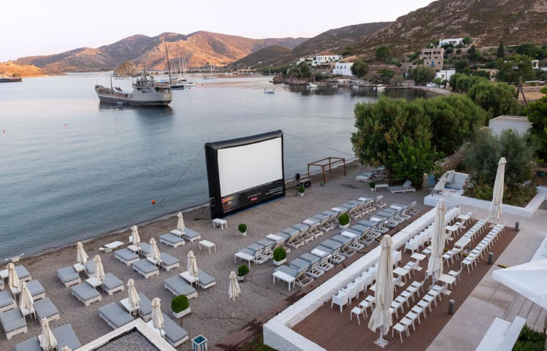 Patmos Aktis Suites &amp; Spa: Το ξενοδοχείο που μεταμορφώθηκε σε θερινό σινεμά