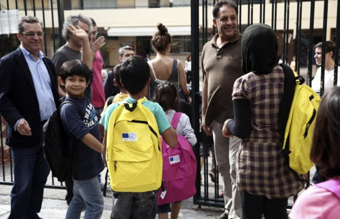 Φιλίπ Λεκλέρκ : Να συμπεριληφθούν οι πρόσφυγες στα ελληνικά σχολεία, αντί να πηγαίνουν σε ανεπίσημα παράλληλα