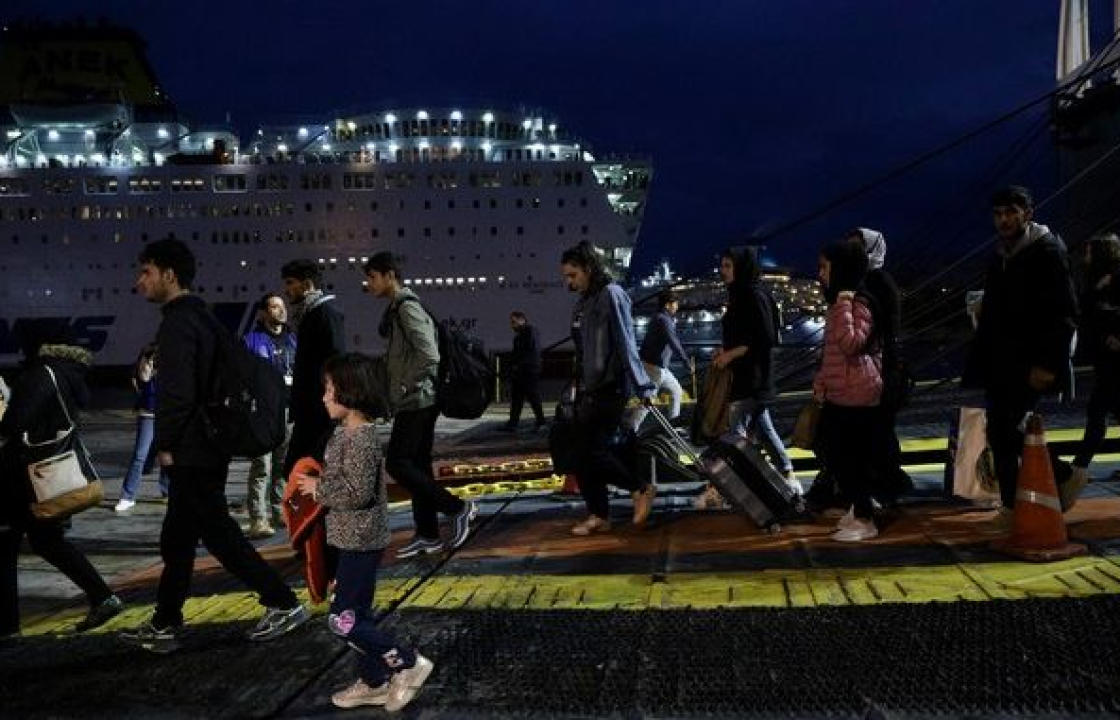 Στο λιμάνι του Πειραιά 367 μετανάστες και  πρόσφυγες από τη Λέσβο-  20 μετανάστες και πρόσφυγες από την Κω