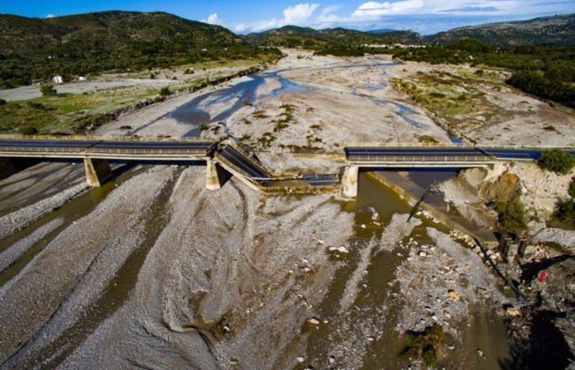 Συγκλονιστικές εικόνες από την Γέφυρα Μάκκαρη, στη Ρόδο, η οποία κατέρρευσε λόγω της θεομηνίας