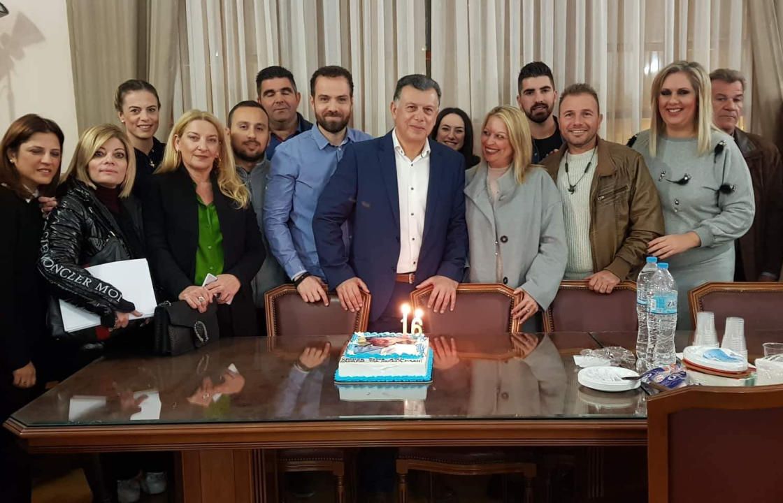 Η έκπληξη των συνεργατών του Δημάρχου Κω για τα γενέθλιά του - Η αφιέρωση στην τούρτα που του έκοψαν