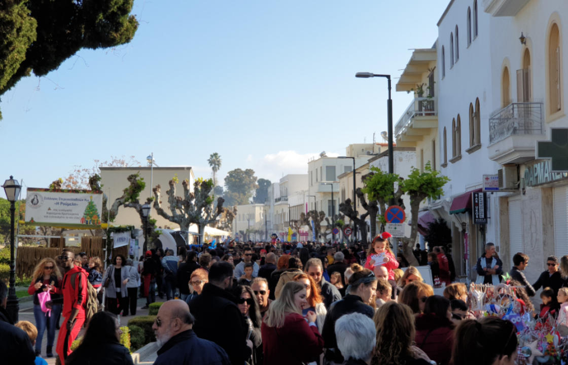 Γέμισε χαμόγελα και μυρωδιές η πόλη της Κω - Μεγάλη η συμμετοχή του κόσμου στο χριστουγεννιάτικο παζάρι