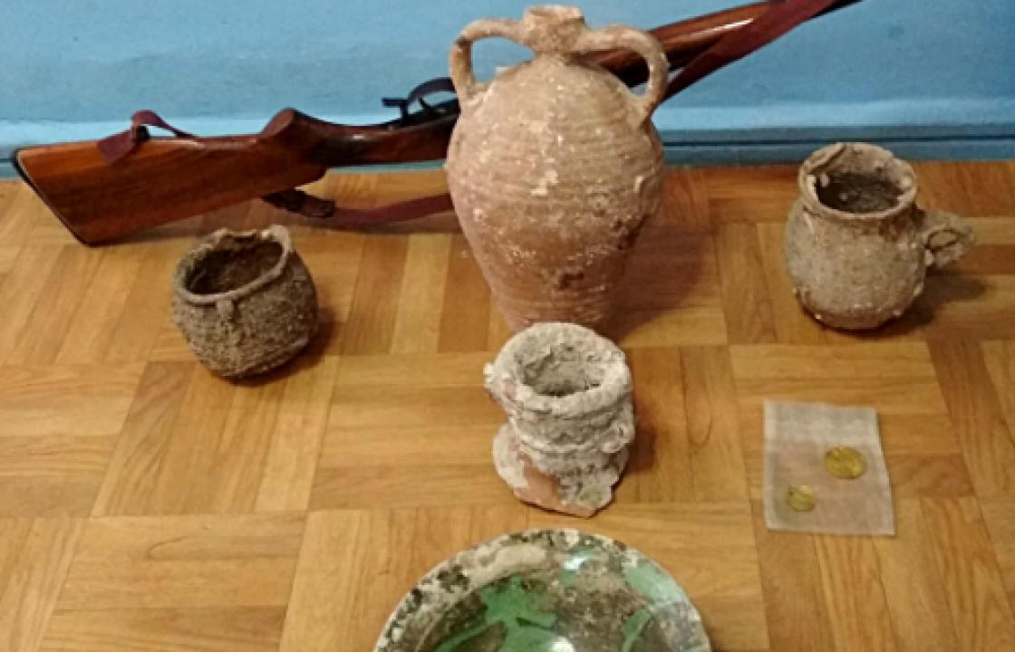 Συνελήφθη 55χρονη για κατοχή αρχαιοτήτων και όπλου στην Κάλυμνο - Κατασχέθηκαν 5 αρχαία αντικείμενα, 2 χρυσά νομίσματα &amp; κυνηγετικό όπλο