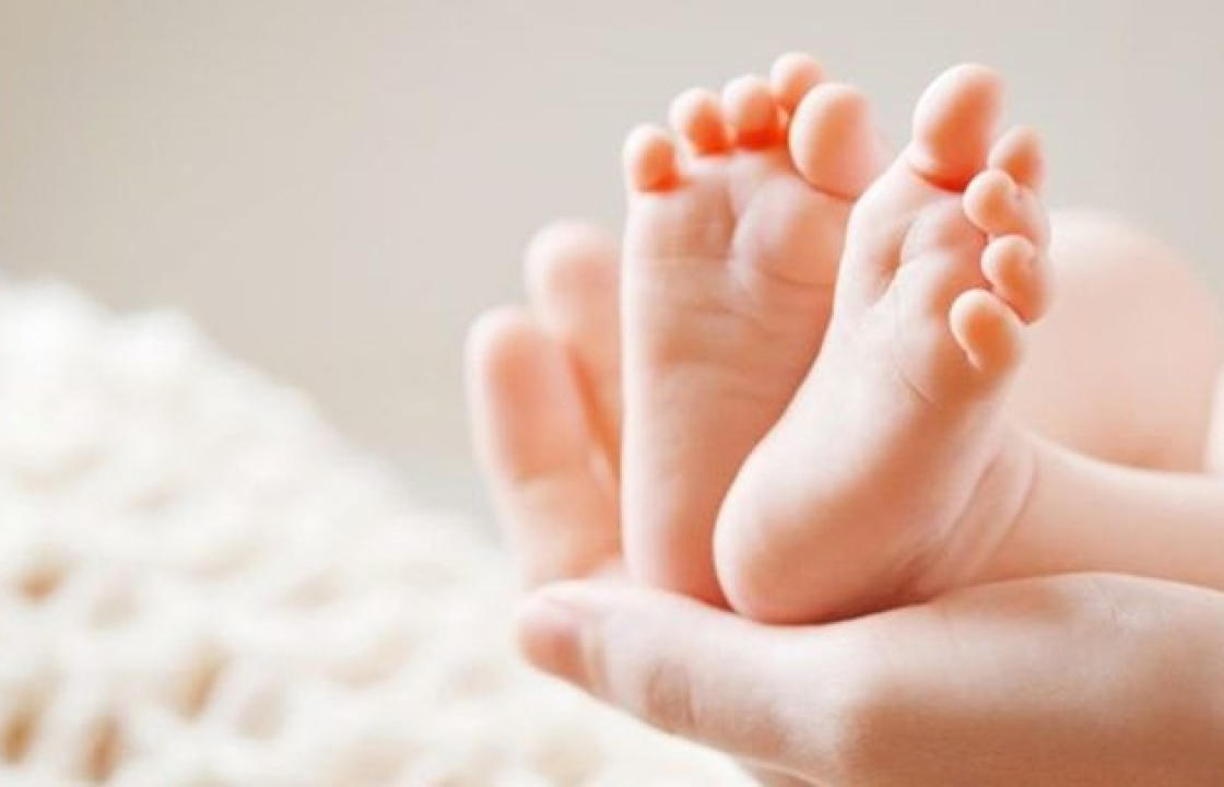 Επίδομα γέννας: Στη Βουλή το νομοσχέδιο - Ποιοι είναι οι δικαιούχοι των 2.000 ευρώ