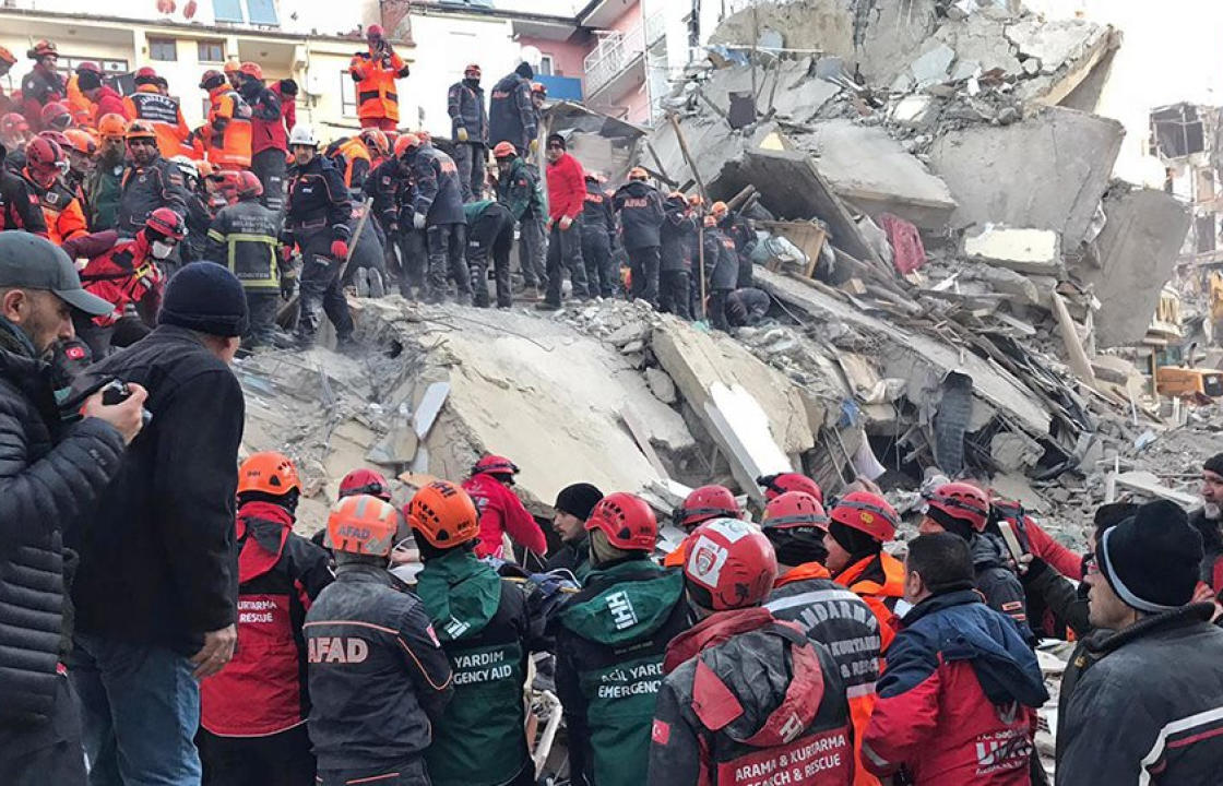 Σεισμός 6,8 ρίχτερ στην Τουρκία: Τουλάχιστον 20 νεκροί, 1.015 τραυματίες και ανυπολόγιστες καταστροφές